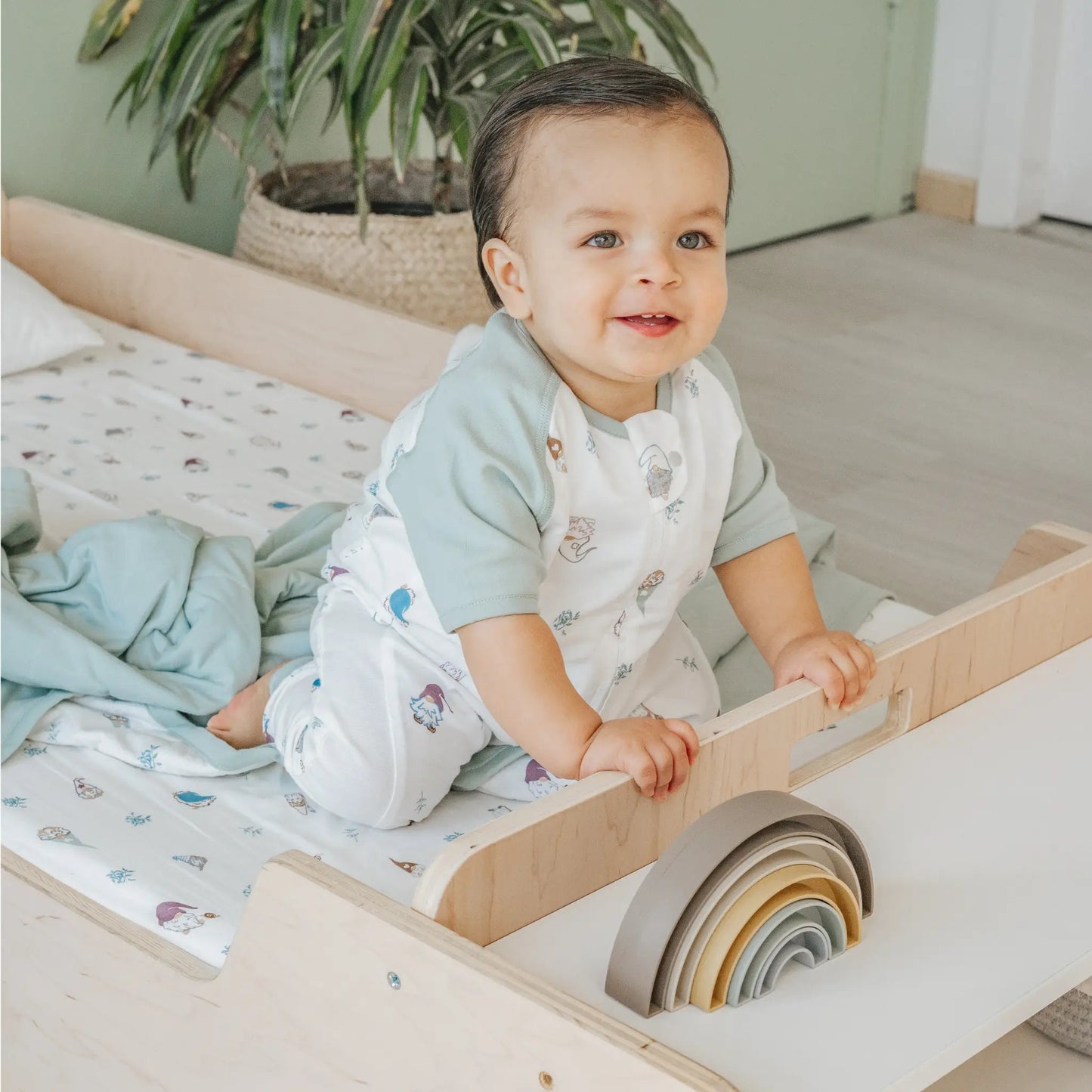 APPLE CRIB - Montessori Floor Bed with Rails & Shelves